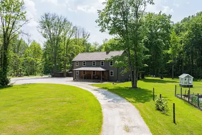 Image de Red Oak Retreat in Geneva Ohio, secluded yet close to the attractions!