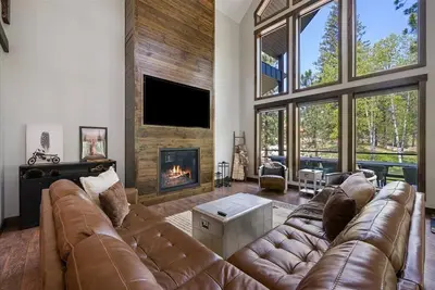 Image de Legends Lodge- 22 guest Mountain retreat with pool access!