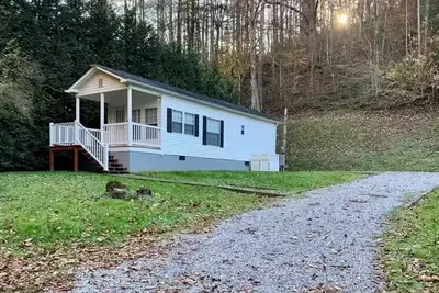 Image de Cozy Creekside Tiny Home w/ Full Kitchen - Walk to Distillery