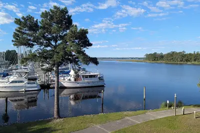 Image de Treasure Cove Retreat - Charming waterfront & marina view in New Bern, Nc.