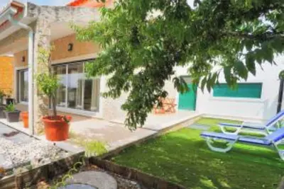 Image de Bienvenue à Sintra Home, refuge entre montagnes verdoyantes et océan Atlantique.