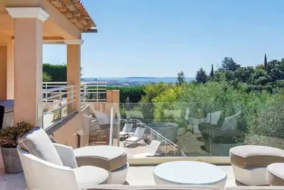 Image de Villa sur les collines de Mandelieu avec vue mer et piscine
