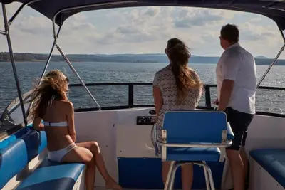 Image de Luxury houseboat on beautiful Greers Ferry Lake at Lacey's Narrows Marina