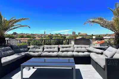 Image de Terrasse Panoramique 60m2- Vue exceptionnelle -120m2. 3 Ch + 3 Sdb + 3 Canapés