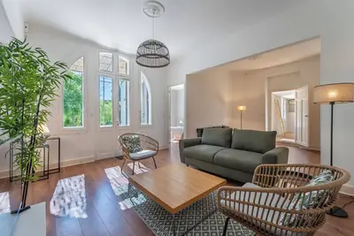 Image de Maison Climatisée avec Espace Extérieur – Proche du Centre-Ville d’Avignon!
