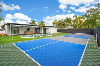 Image de Luxury Playhouse  Pickleball / Basketball / Mini Golf