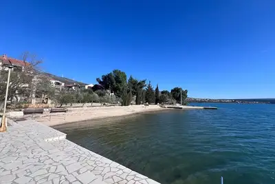 Image de Gmz beachfront 3-bedroom apartment, shaded front yard in lovely Susnjar, Croatia