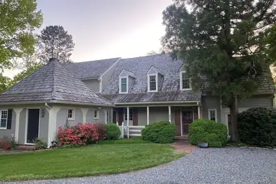 Image de Charming furnished 3-bedroom, waterfront  home with boat slip on Carters Creek