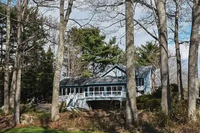 Image de House for a crowd. . . with a dock