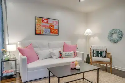 Image de Sixth St. Hideaway- Walking Distance to 7th!