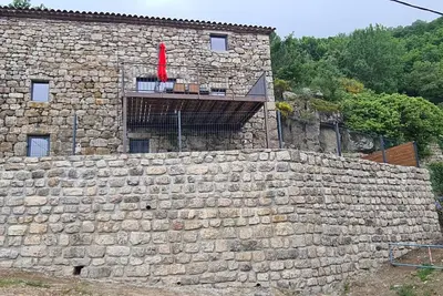 Image de Maison de campagne rénovée juste à côté de sentiers de randonnées.