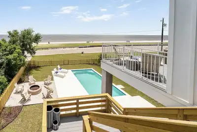 Image de Beachfront Luxury Home - Pool, Firepit, Views!