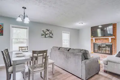Image de 5 Mi to Dtwn: Family-Friendly Fayetteville Home!