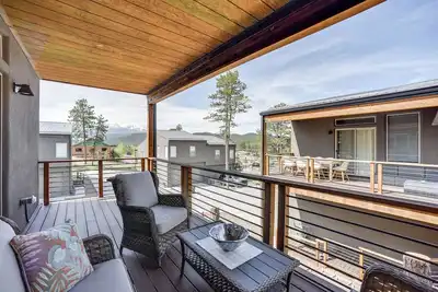 Image de Dtwn Woodland Park Townhome w/ Covered Deck