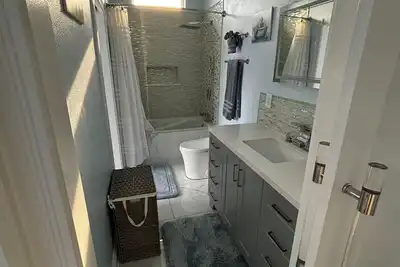 Image de 1928 Historic Church House 1 bedroom Downtown Pensacola right off interstateI110