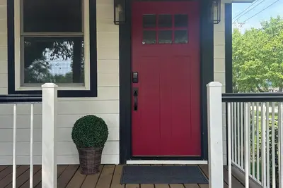 Image de Charming Home - 4 blocks from Downtown Lake Geneva – 3 En-Suite Bedrooms