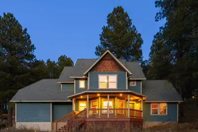 Image de Cozy Family Cabin • Deck & Fire Table • Sleeps 10