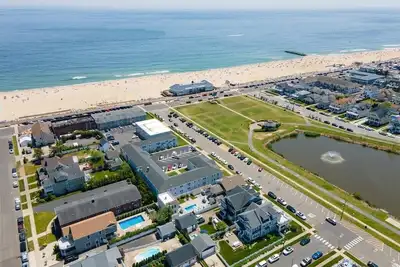 Image de Oceanblock 2-bedroom beach house in Belmar with pool, Ac, WiFi.