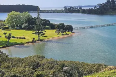 Image de Whananaki Estuary Retreat, private estuary access, spacious yard for boats+camping