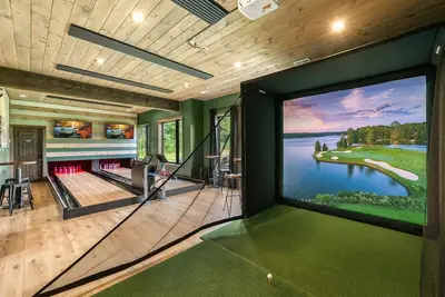 Image de Epic Group Retreat: Grotto Pool, Golf Sim, Bowling