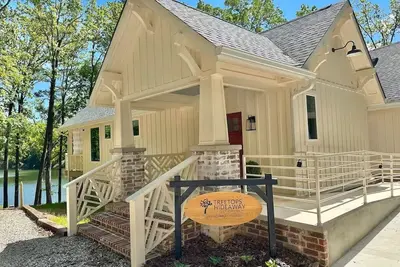 Image de Romantic-4 Poster on Water-FirePit-Canoe-NewBuild