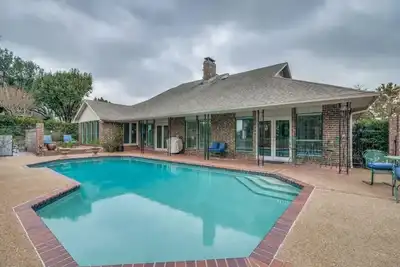 Image de Spacious 5-bedroom executive home in prestigious community of Shepherds Glen.