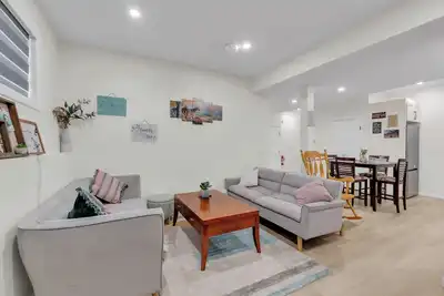 Image de Entire guesthouse Suite in Nw Calgary