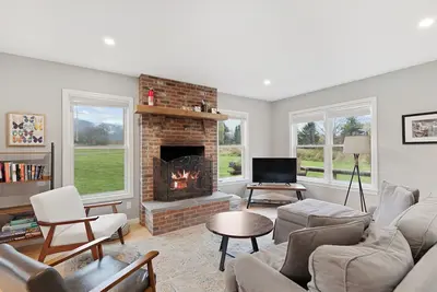 Image de Hollow House: 3 br w/ fireplace, a/c, deck & garage!