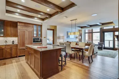 Image de Spruce Adventure: slopeside 3 br, fireplace, a/c, garage, resort access!
