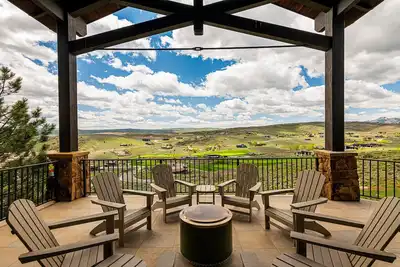 Image de Hilltop Luxury with Views, Privacy & Hot Tub, 30-Day Retreat in Gated Community