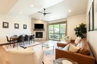 Image de Modern Mountain Luxury & Hot Tub! Steps from Main Street