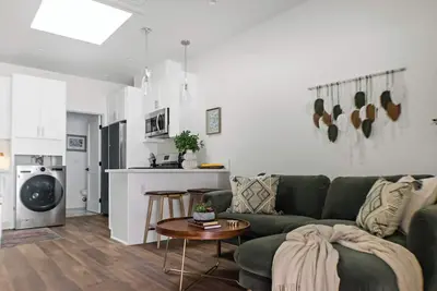 Image de All New Apt Mins Beach, Downtown & Convention Ctr