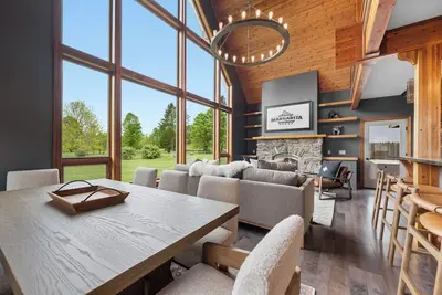 Image de Luxury 4br Chalet/Hot Tub, Sauna + Shuttle Access