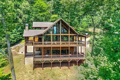 Image de Hot Tub Soaks, Scenic Vistas, Starlit S'mores, Game Nights & Outdoor Fun - Little Creek Cabin
