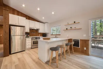 Image de Charmed Cabin at Tahoe Donner by Tahoe Getaways - 2br w/ Hoa Access