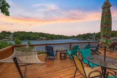 Image de Lakefront Fishing Retreat w/ Dock, Hot Tub & Deck Views