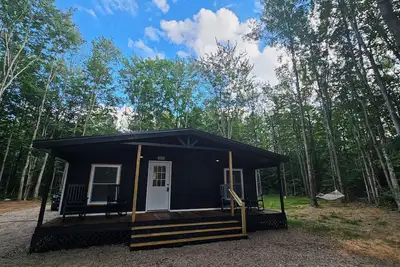 Image de Rapid River Retreat Cottage - 3 Bed, 2 Bath, 2. 5 acres, & Hot Tub