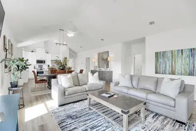 Image de Family-Friendly 3br/3ba • Modern, Balcony and Bbq