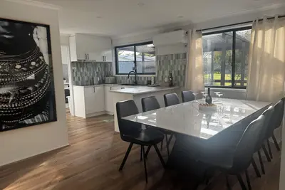 Image de Coastal Calm: Steps to the Shore