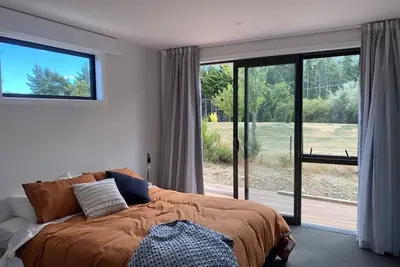 Image de Bright, modern, open plan and 5-mins walk to Lake Hawea