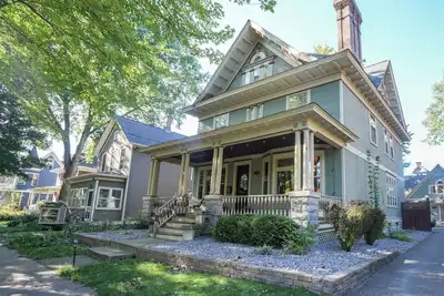 Image de Spacious 5-bedroom Historic Townhome in Saint Paul