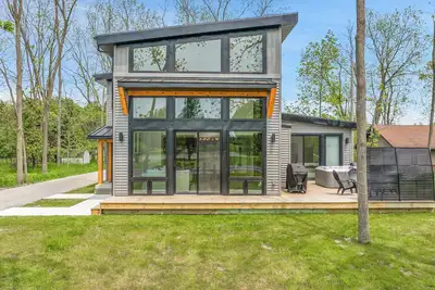 Image de The Modern Glass Haus - Main St - Dt Port Sanilac, walkable, hot tub open!