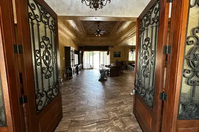 Image de Spacious 6-bedroom Tuscan style on 18 acres in Lakeport with WiFi, Pool, Gated.