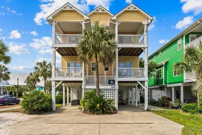 Image de Coastal home with large deck, close to beach and local attractions