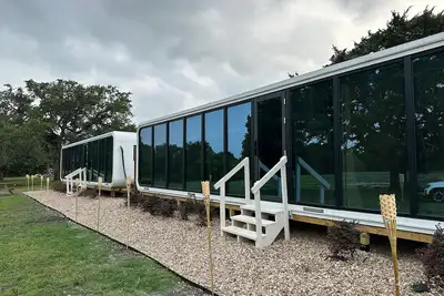 Image de Luxury Glamping Elon's Tiny house 2-bedroom in charming Flatonia with WiFi, Ac