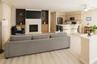 Image de 3br Townhome near Downtown Naperville River Trail Access + Ev Charger