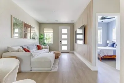 Image de Chic & Spacious 4 Bedroom/3 Full Bathrooms Retreat in West Tampa + Pvt Backyard