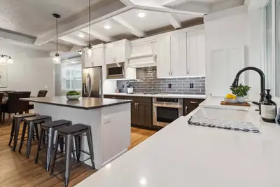Image de New! Peaceful Parkside Escape | High-End Kitchen | Screened Patio | Bbq | Steps to River Greenbelt