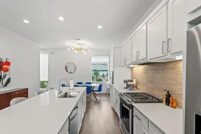 Image de Modern 3-bedroom townhome in Dallas with Private Rooftop, Private Garage, Grill