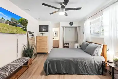 Image de New Listing! Chic Queen Suite Near Beach & Dining